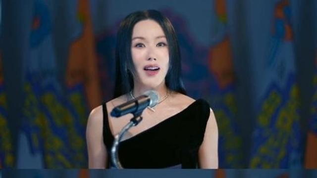 엄정화, 부석순 뮤직비디오 깜짝 등장… '청바지' 신드롬 이끈다