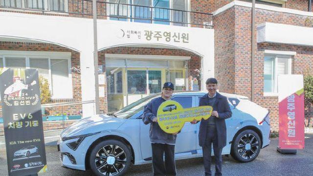 KIA 김선빈·김도영, 자동차·야구용품 기증