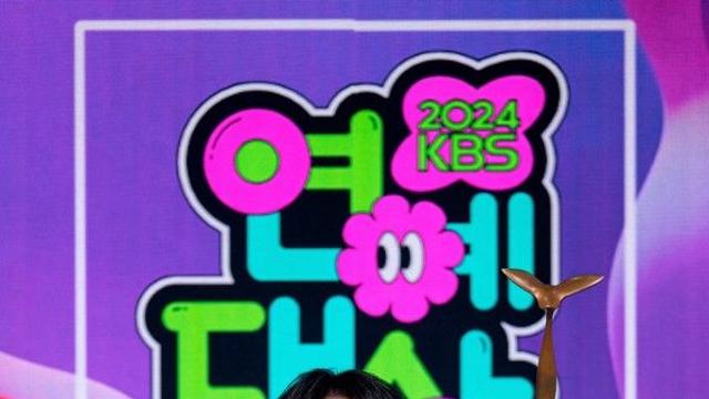 'KBS의 아들' 이찬원, '트롯대잔치' 단독 MC 확정... 설 연휴에 만난다