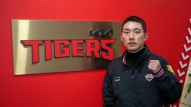 ‘1+1년 총액 5억 원’ 서건창, KIA 잔류 “올해도 트로피 들 수 있도록 노력”