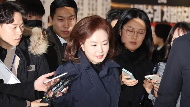 국회에 등장한 '백골단'...김민전 