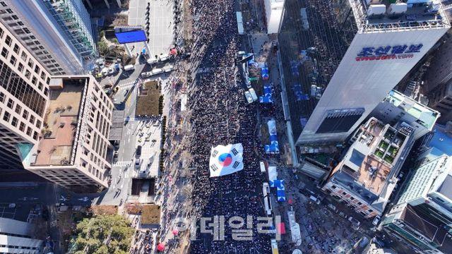 “尹 체포”vs“尹 수호”…주말 서울 도심 점령한 대규모 집회[사회in]