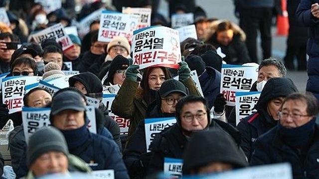'尹체포' 긴장 고조된 한남 관저…맹추위에도 찬반집회