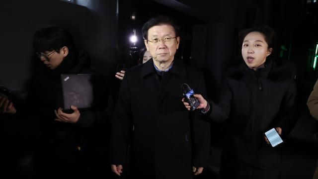 前경호처장·본부장, 고강도 경찰 조사 후 귀가…차장은 또 불출석