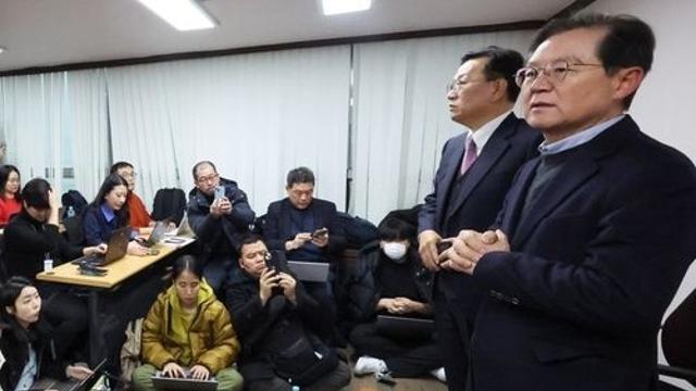 [속보] 윤 대통령 변호인단, 선임계 제출 위해 공수처 방문