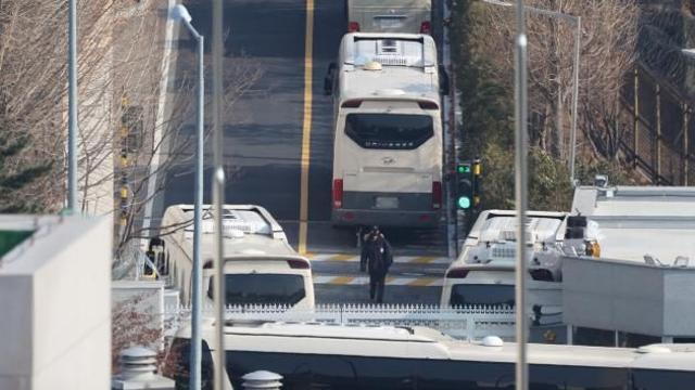 '강경파' 실권 쥔 경호처…'무력 충돌 불사'에 내부 균열