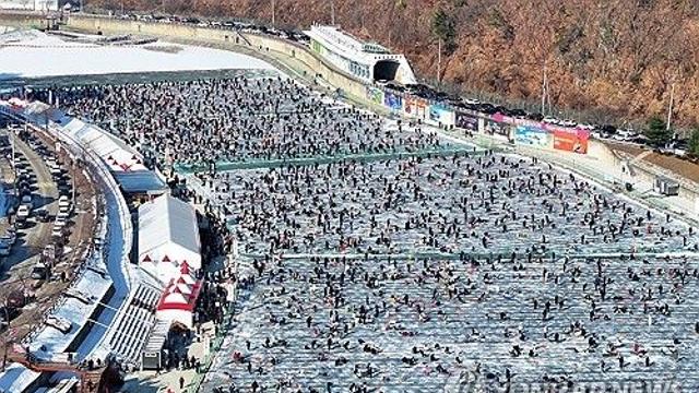 '추위? 오히려 좋아' 꽁꽁 언 강물 위로 강원 겨울축제 '인기'