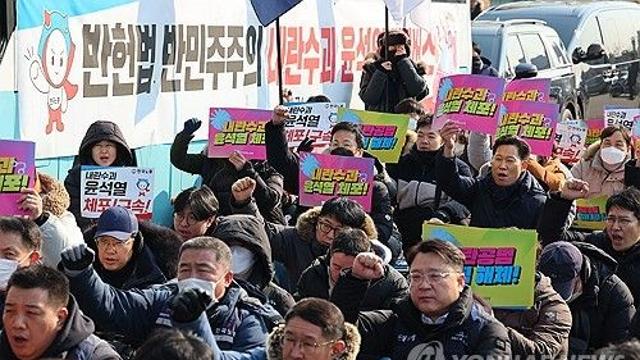 尹체포 긴장감에 관저 앞 집회 격화…흉기 휘두른 남성 연행