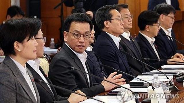 崔, 尹체포시도 때 경찰 전화해 