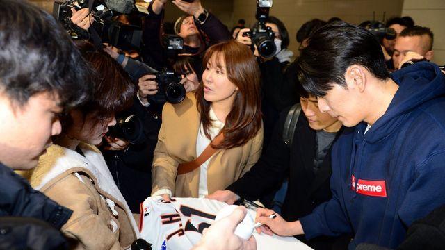 이정후, 팬들에게 정성스럽게 사인