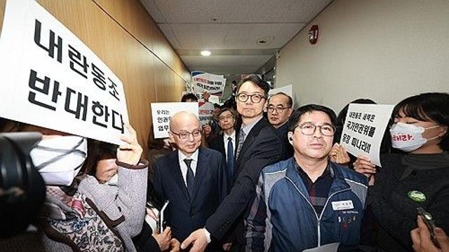 '尹방어권 보장' 안건 상정 시도에 인권위 '아수라장'
