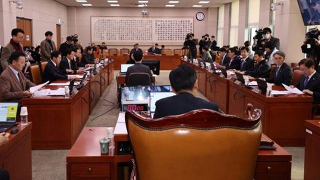 [속보] 두번째 '내란 특검법' 법사위 통과...국힘 반발해 퇴장