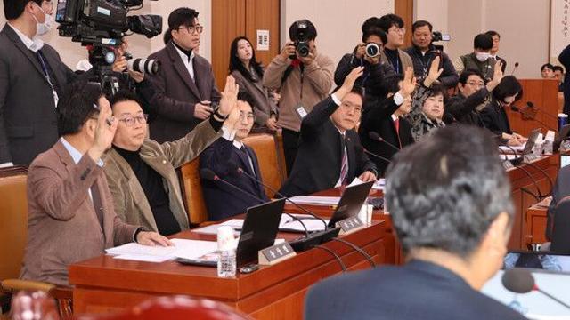 [속보] ‘제3자 추천’ 내란 특검법, 법사위 통과...국힘, ‘표결 불참’