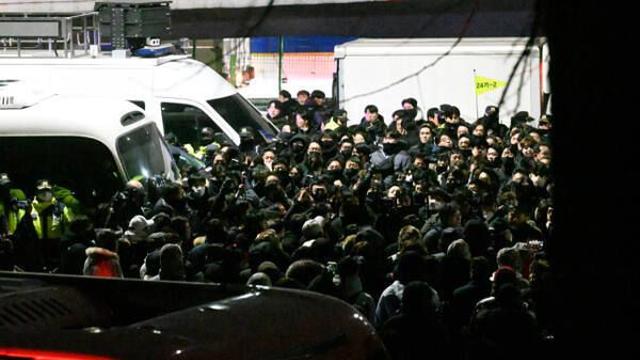 [속보] 경찰, 관저 내부 진입…사다리 이용해 차벽 넘어