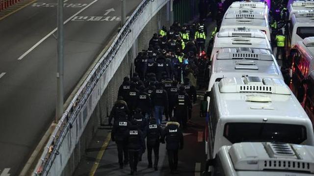 [속보] 공수처·경찰, 관저 강제 진입 시도…몸싸움 충돌