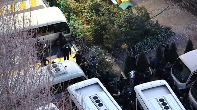 [속보] 공수처‧경찰 3차 저지선 철문 개방···영장 수시팀 차량 진입