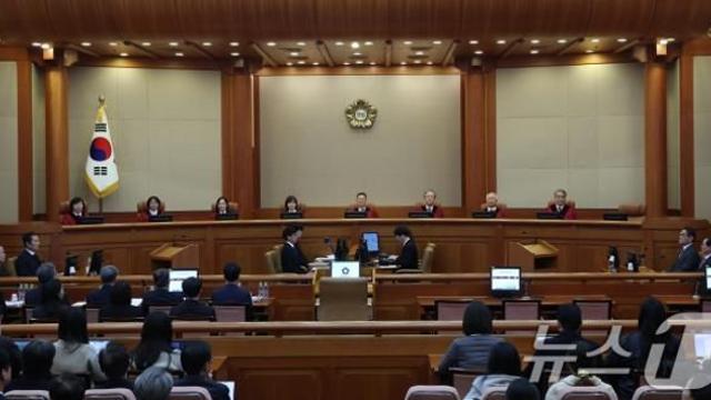 '尹 탄핵심판' 첫 변론, 4분 걸렸다…재판관 기피신청 기각