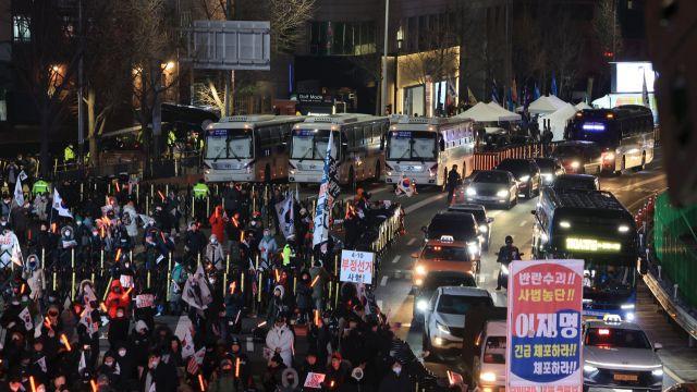 경찰, 대통령 관저 인근 尹 지지자들 정리 중 [1보]