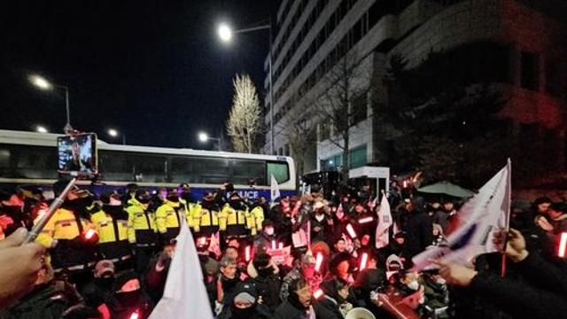 경찰, 尹지지자 연좌농성 강제해산…관저입구 진입로 확보(종합2보)