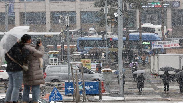 “매일 밤마다 노숙자 술판 열려”…서울역광장, '난장판' 된 이유 있었다