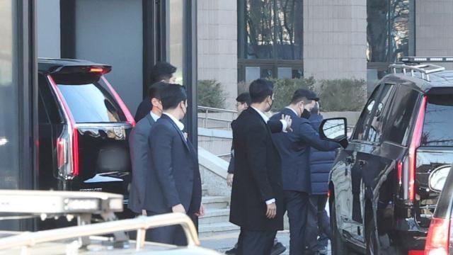尹, 공수처 조사 마치고 서울구치소 行…3평 독방 가능성