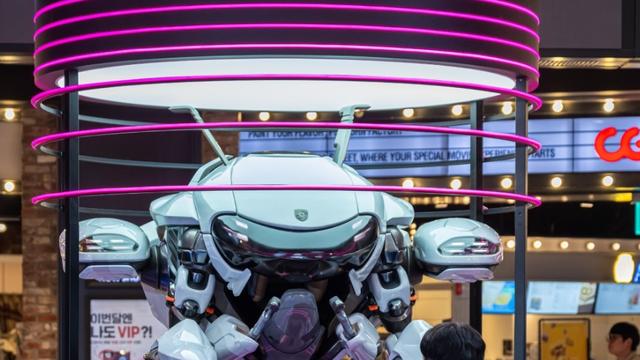 오버워치2 X 포르쉐 콜라보 통해 탄생한 메카, 글룩의 3D 프린팅 기술로 구현해 전세계 전시