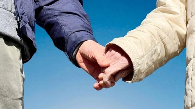 대학생 때 만나 60년 이상 해로한 한국인 부부 '같은 날' 세상 떠났다