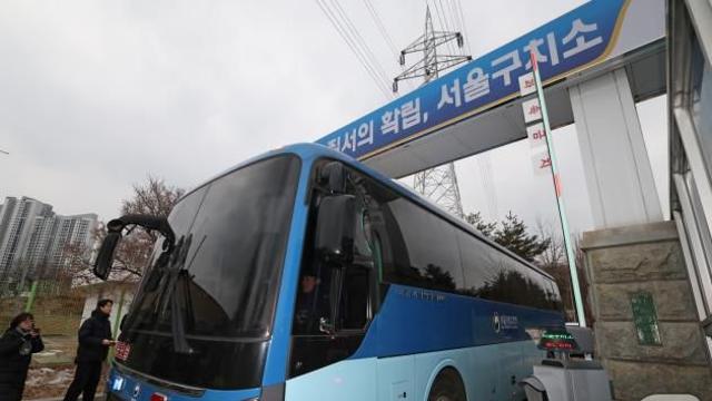 사상 첫 현직 대통령 '수감 경호'…앞으로는 호송차량