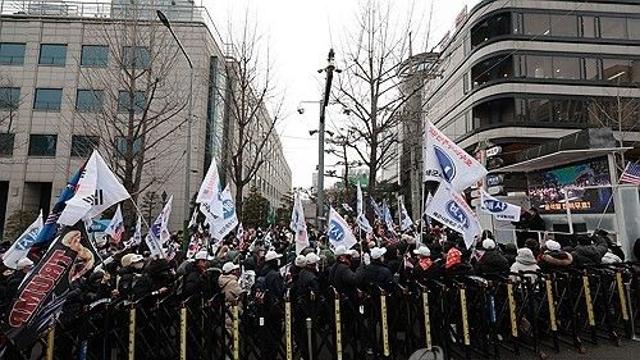 '尹체포 유지' 법원 결정에 지지자들 