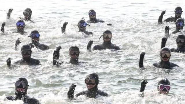 '한겨울 구술땀' 해군 심해잠수사, 바다서 혹한기 훈련