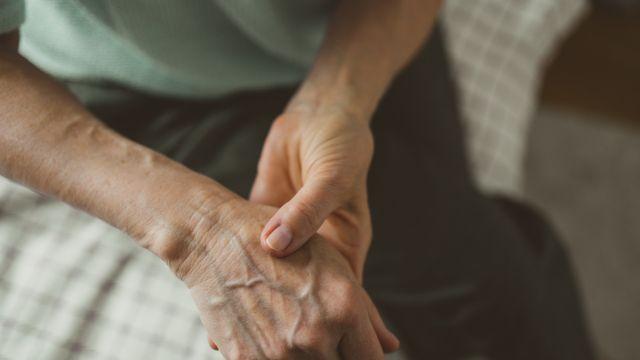중년의 뼈 도둑 ‘골다공증’, 예방하려면 어떤 운동해야 할까?