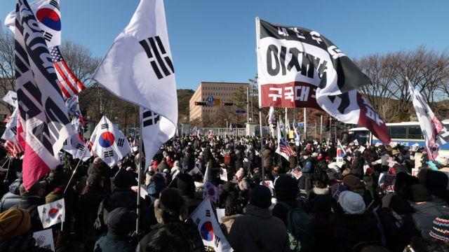 광화문·남대문 주말 집회에 교통혼잡… 경찰, 서부지법 앞 시위 강제 해산