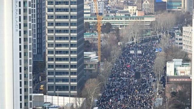 격앙된 尹 지지자들로 서부지법 일대 ‘혼란’···법원 월담에 공수처 車 흔들어