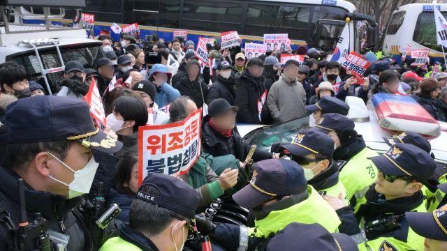 [속보] 윤 대통령 지지자들, 유리창 깨 법원 내부 침입