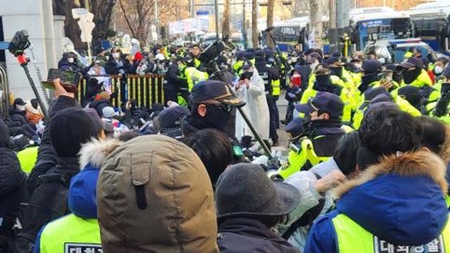 “대통령 석방하라”…경찰, 서부지법 막아선 尹지지자들 해산 조치