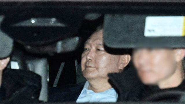 尹, 현직 대통령 최초 구속심사 출석… 구치소 호송차 타고 법원 간다(종합)