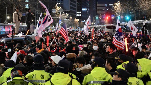 공수처 차량 2대, 법원 인근서 尹지지자에 포위… 