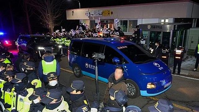 영장심사 후 서울구치소 돌아온 尹 향해 지지자들 