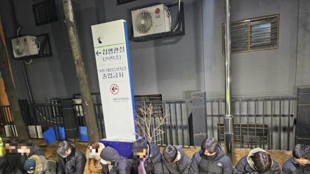 `폭도`로 변한 尹 지지자들…서부지법 월담, 경찰 검거