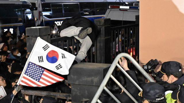 `폭도` 돌변한 尹 지지자들…경찰 투입에도 법원 `난동` 지속