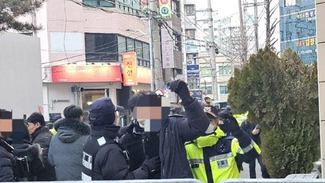 서부지법 둘러싼 윤 지지층, 경찰과 곳곳서 충돌…현행범 체포도