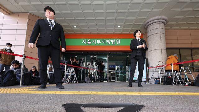 윤 대통령 영장심사 출석에 지지자 집결… 법원 일대 긴장 고조