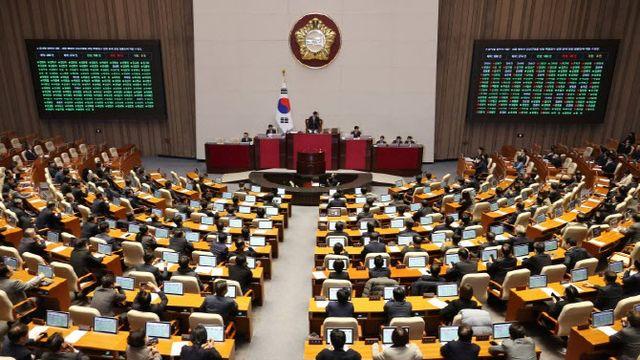尹 구속영장 심사 출석…국힘 “대통령 구속 필요 없어”