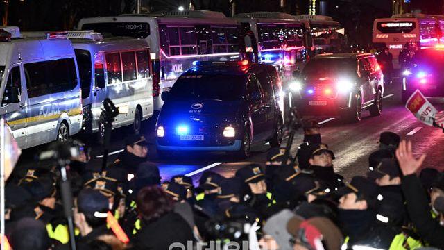 ‘헌정 최초’  구속심사 받은 尹대통령…서부지법 인근은 ‘대혼란’(종합)
