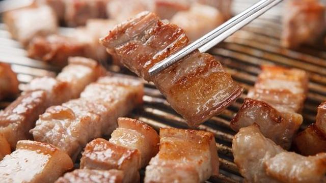 고기 구워 먹을 때, 건강 걱정된다면 '이 채소' 넣으세요