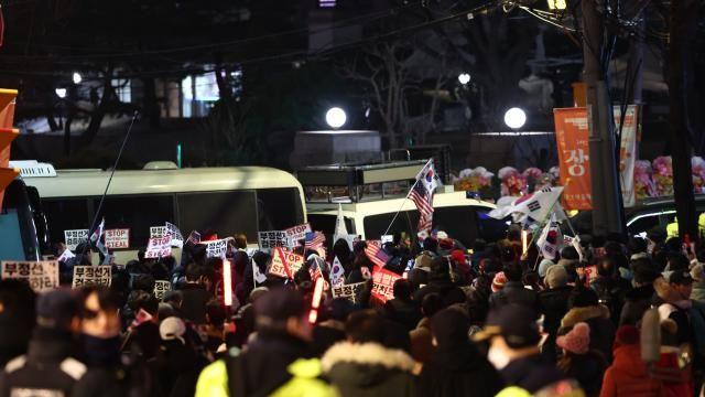尹 지지자들, 서부지법→헌재서 미신고 집회…경찰 경고 무시