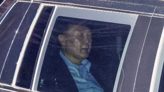 공수처, 尹 변호인 제외 접견 금지...