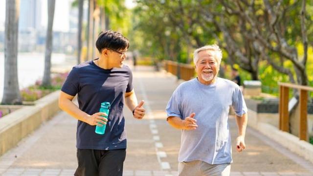 뼈 건강 위협하는 골다공증…뼈에 자극 주는 운동으로 예방하자