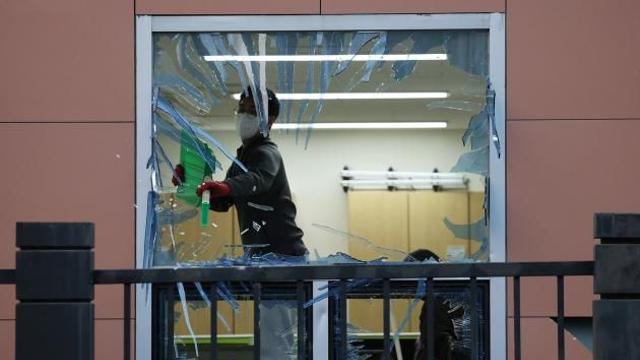 '尹 대통령 지지' 시위대 이번엔 헌재 담 넘으려다 체포