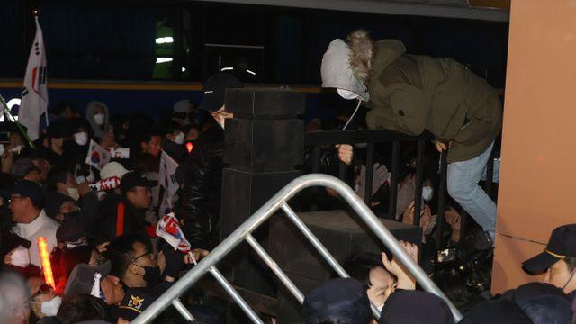 ‘尹구속’ 법원 난동에…野김병주 “법치주의 심각한 도전”